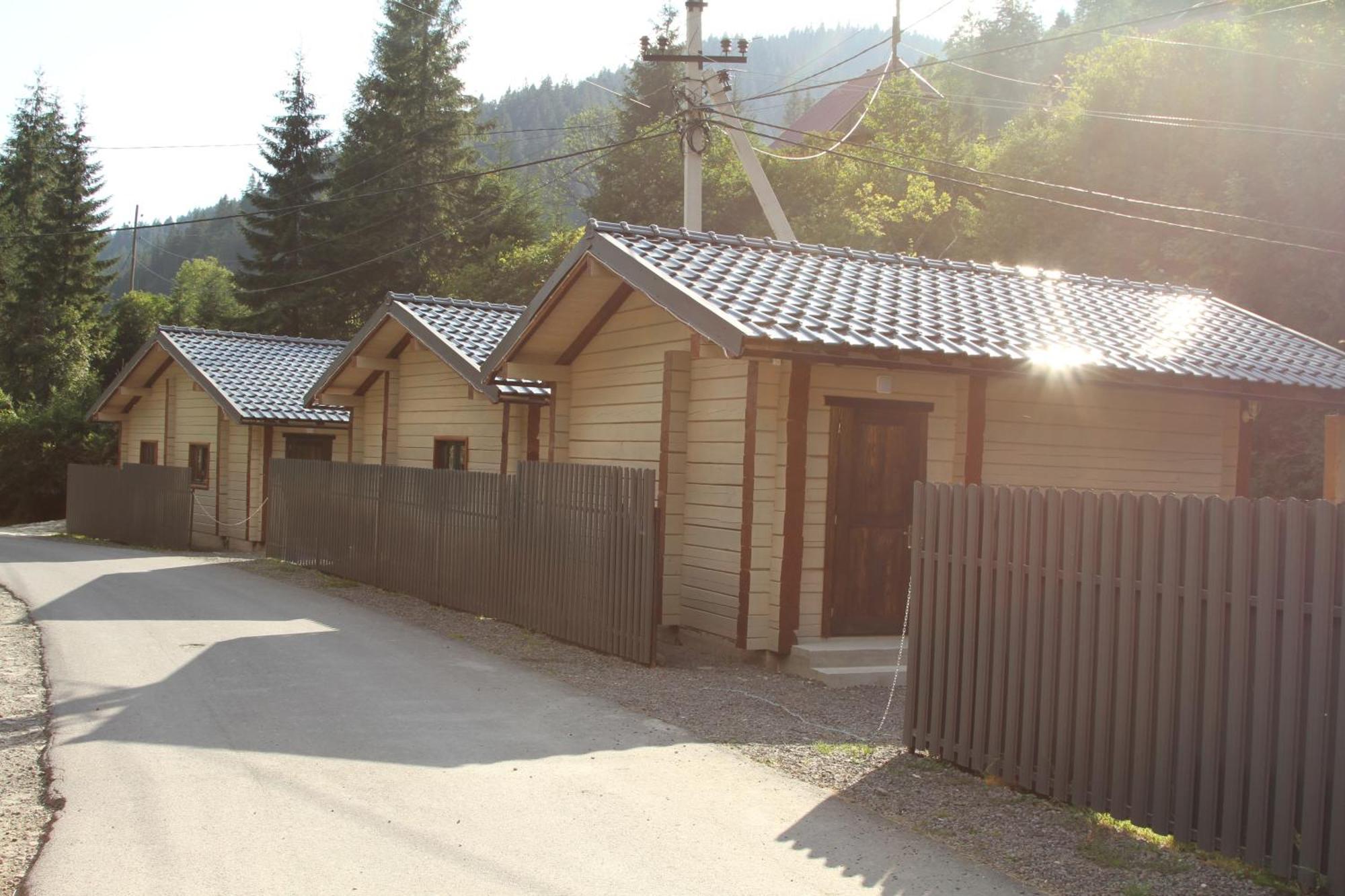 Hotel Berloga-Sinevir Synevyrsʼka Polyana Buitenkant foto